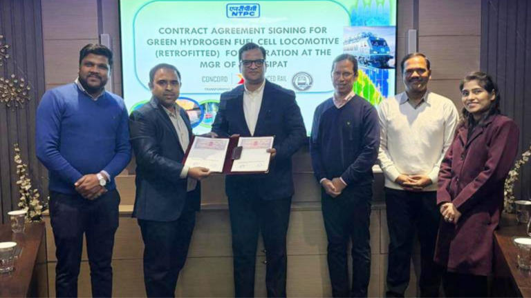 Representatives of NTPC and Concord signing a contract for a green hydrogen fuel cell locomotive retrofit project at the MGR of Sipat.