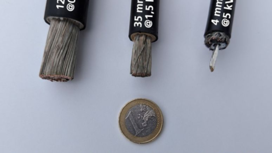 Comparison of photovoltaic power cables showing reduced conductor cross section at higher system voltages, illustrating material savings from medium voltage solar design developed by Fraunhofer ISE