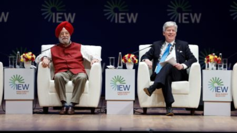 Shri Hardeep Singh Puri, the Hon’ble Minister of Energy and Natural Resources of Canada, H.E. Timothy Hodgson at IEW