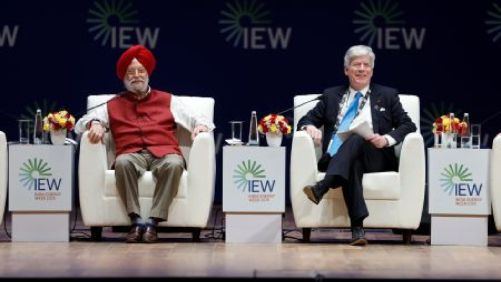 Shri Hardeep Singh Puri, the Hon’ble Minister of Energy and Natural Resources of Canada, H.E. Timothy Hodgson at IEW