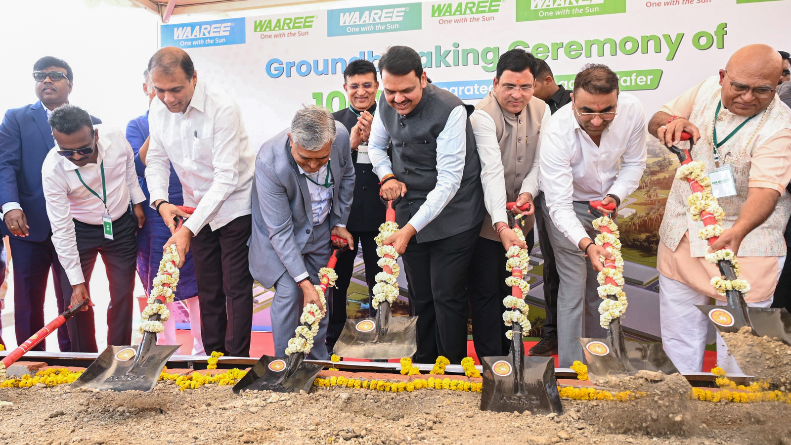 Maharashtra Chief Minister Devendra Fadnavis and Waaree Energies officials during the groundbreaking ceremony for the company’s 10 GW solar ingot and wafer manufacturing facility at Butibori, Nagpur.