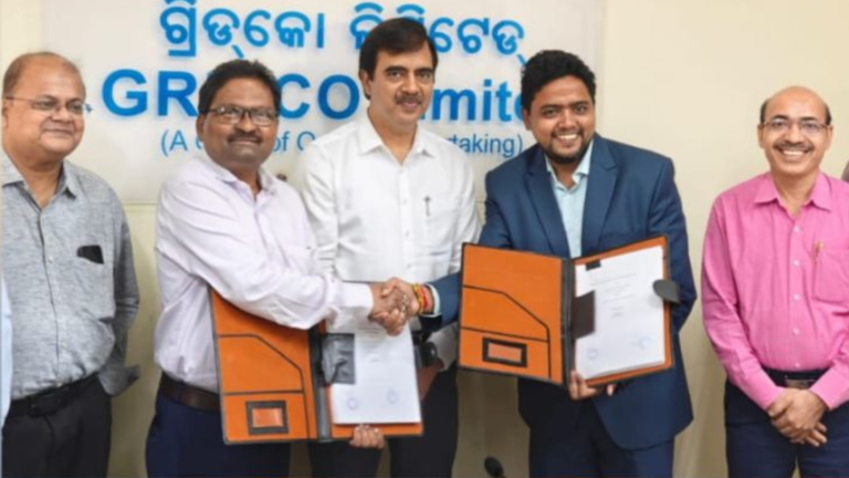Officials from Onward Solar Power and GRIDCO Limited exchange documents after signing the BESPA for 45 MW/180 MWh standalone BESS projects in Odisha.